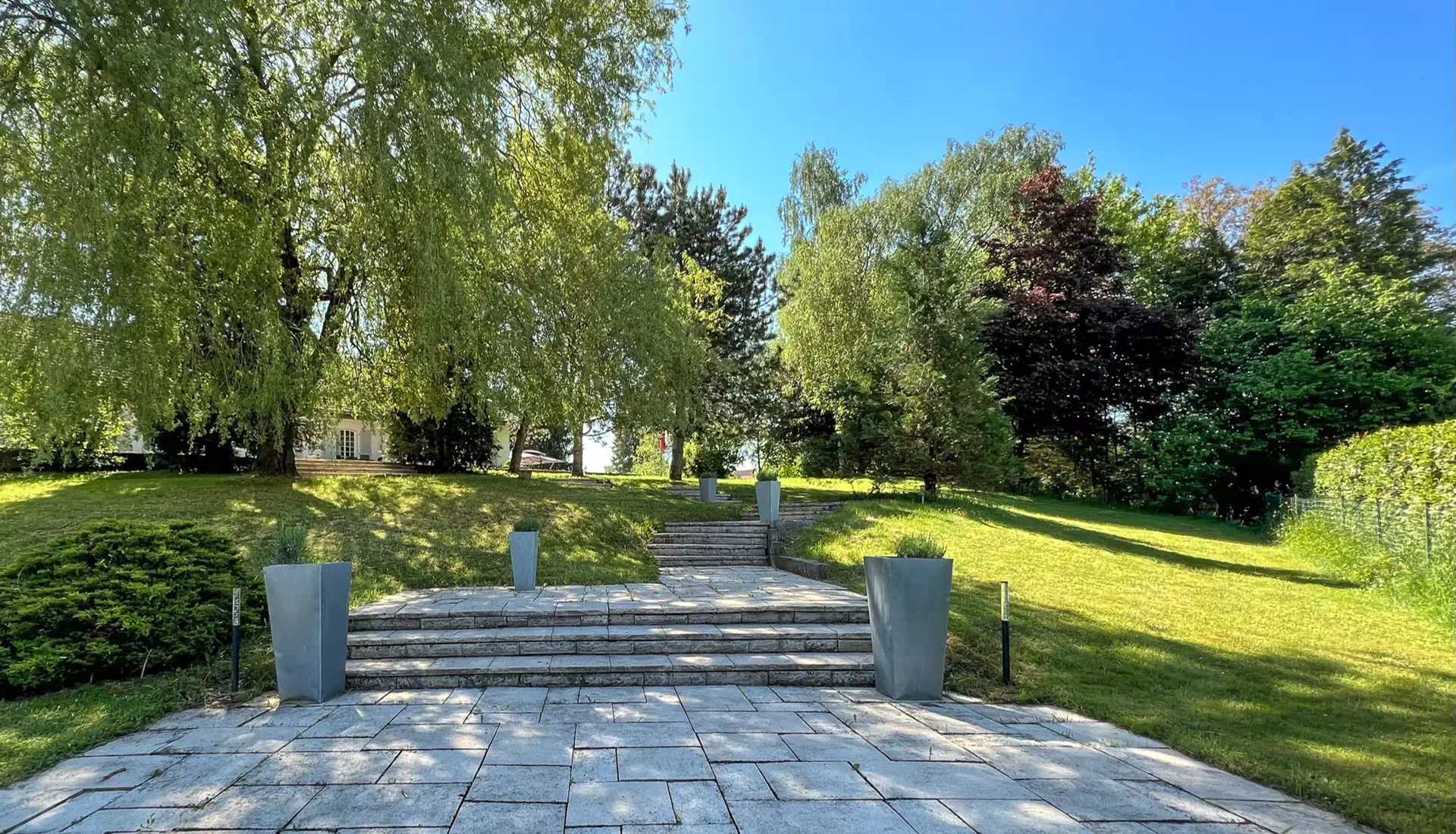 Escaliers extérieurs de la maison proche de Montbéliard - Arrière-Cour, agence immobilière spécialisée à Montbéliard