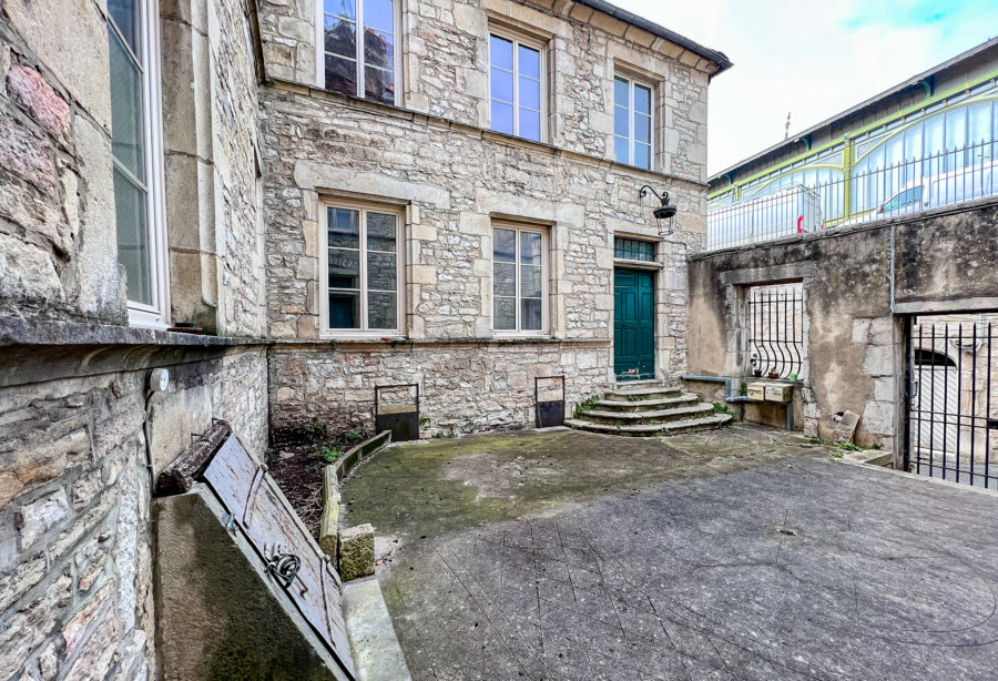 Hôtel à vendre a Dole - Agence immobilière Arrière-Cour - Spécialiste en immobilier de prestige et de caractère dans le Jura