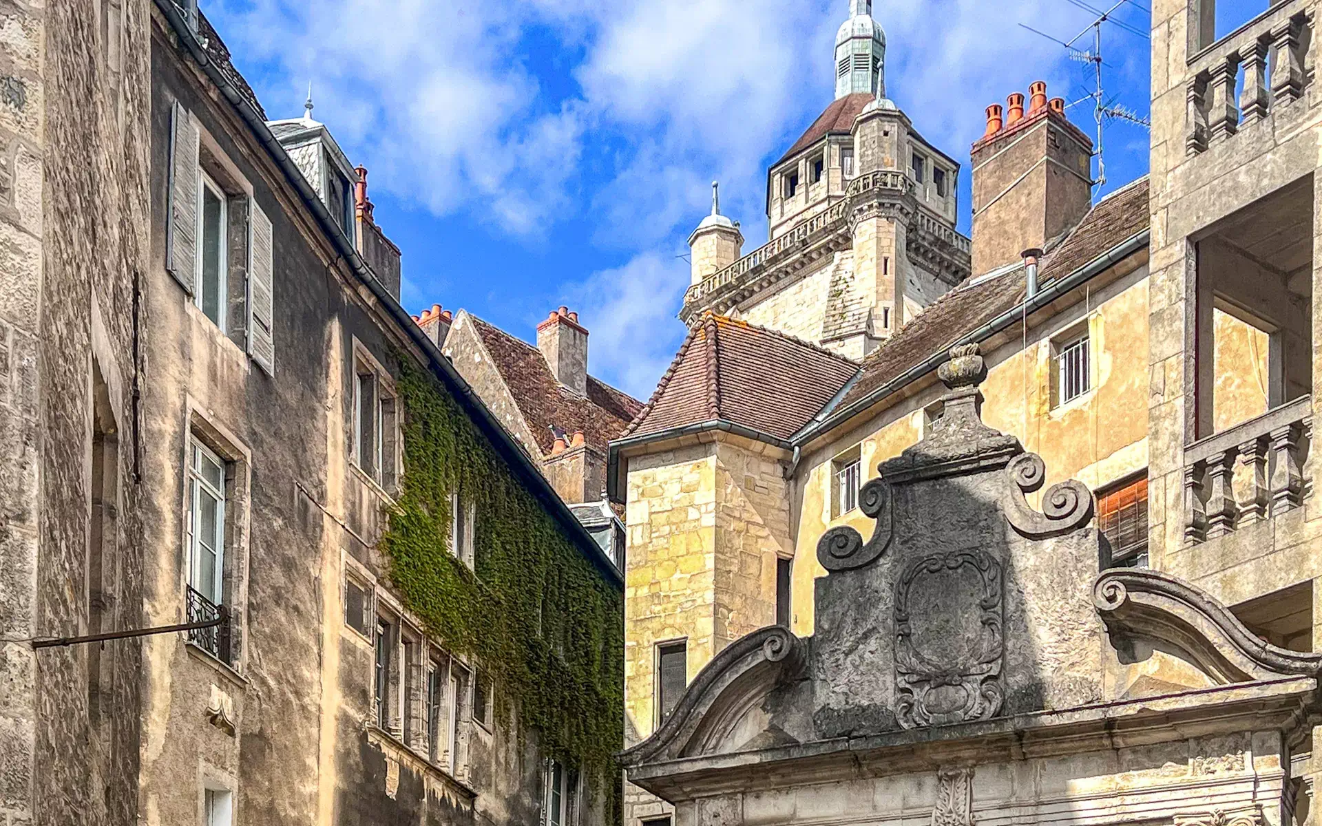 Façade de l'hôtel particulier à Dole - Arrière-Cour, agence immobilière spécialisée à Dole