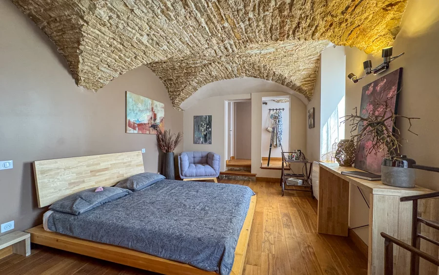 Chambre lumineuse dans un ancien monastère du 17 ème superbement restauré à vendre - Agence immobilière Arrière-Cour - Spécialiste en immobilier de prestige et de caractère en Côte d'Or