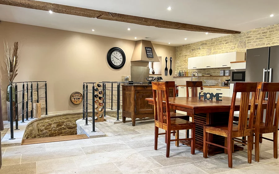 Cuisine et salle à manger dans un ancien monastère du 17 ème superbement restauré à vendre - Agence immobilière Arrière-Cour - Spécialiste en immobilier de prestige et de caractère en Côte d'Or