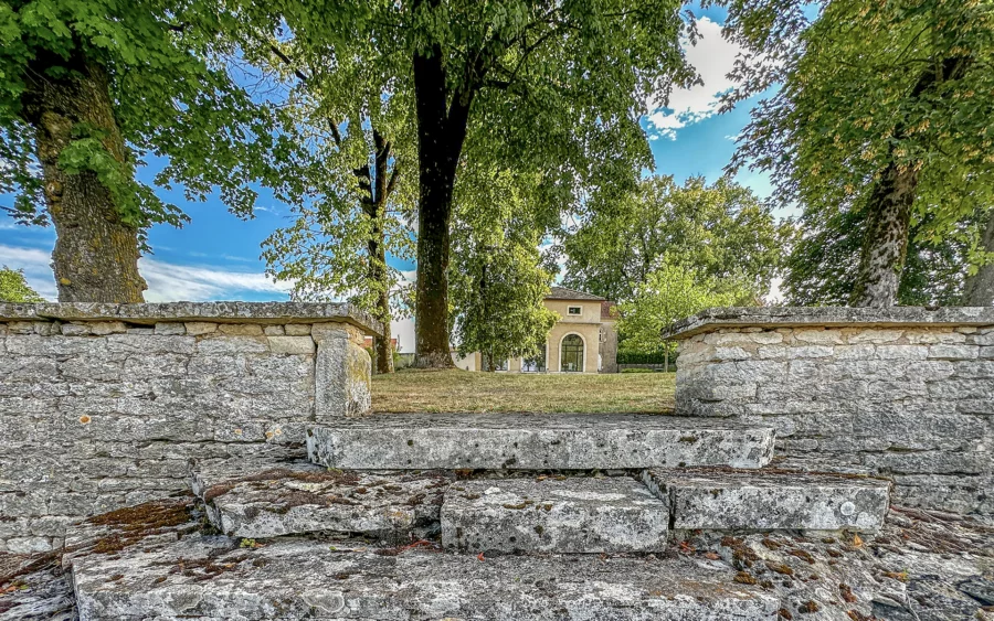 Entrée de la demeure d'exception dans son parc à vendre - Arrière-Cour, agence immobilière spécialisée en Haute-Saône