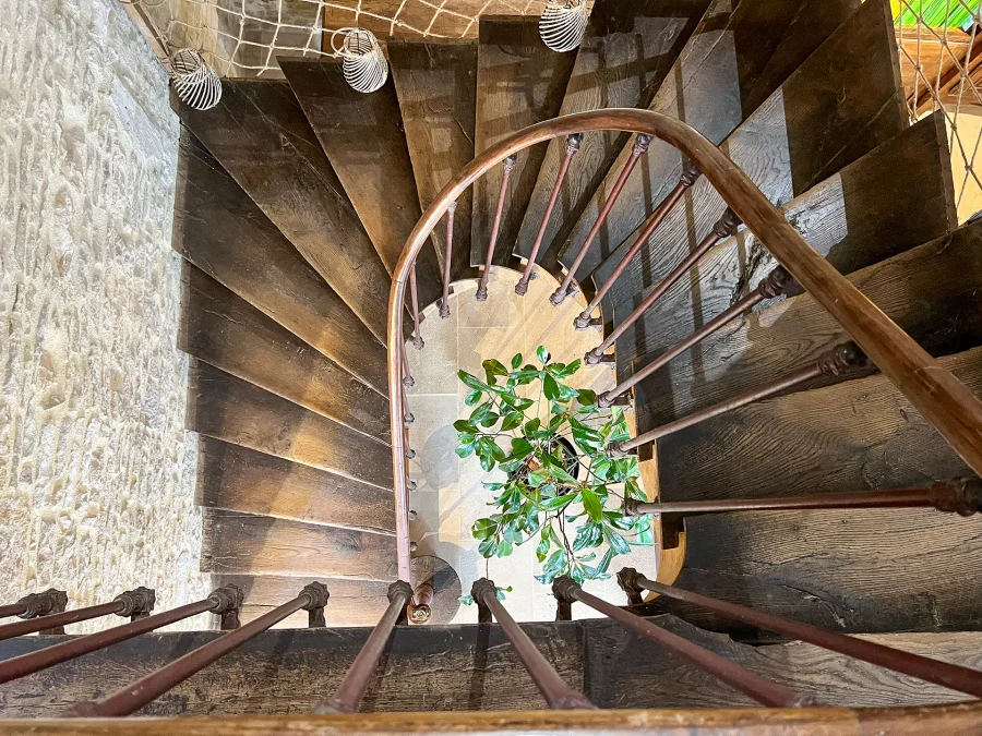 Escalier dans un ancien monastère du 17 ème superbement restauré à vendre - Agence immobilière Arrière-Cour - Spécialiste en immobilier de prestige et de caractère en Côte d'Or