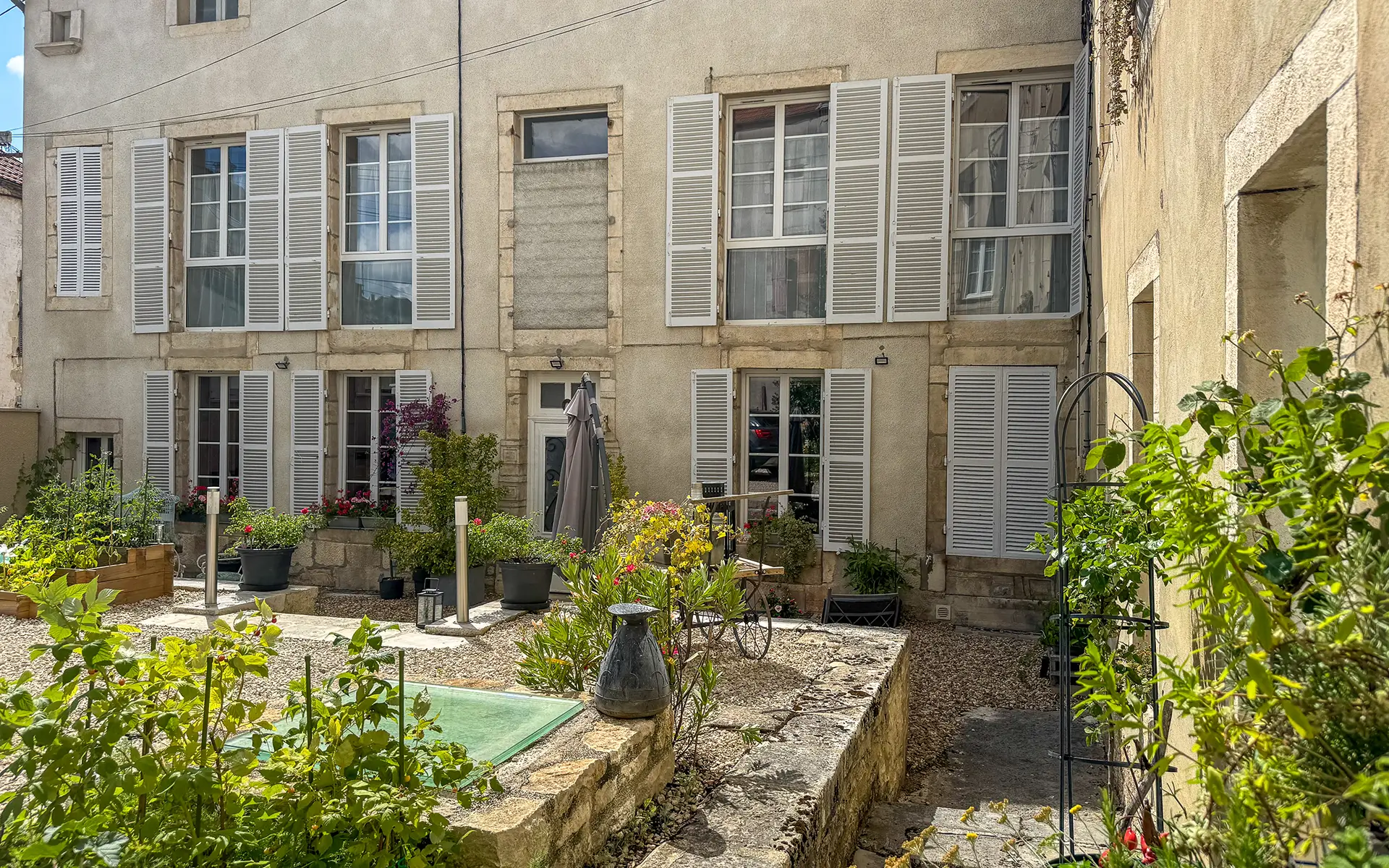 Façade et verdure dans un ancien monastère du 17 ème superbement restauré à vendre - Agence immobilière Arrière-Cour - Spécialiste en immobilier de prestige et de caractère en Côte d'Or