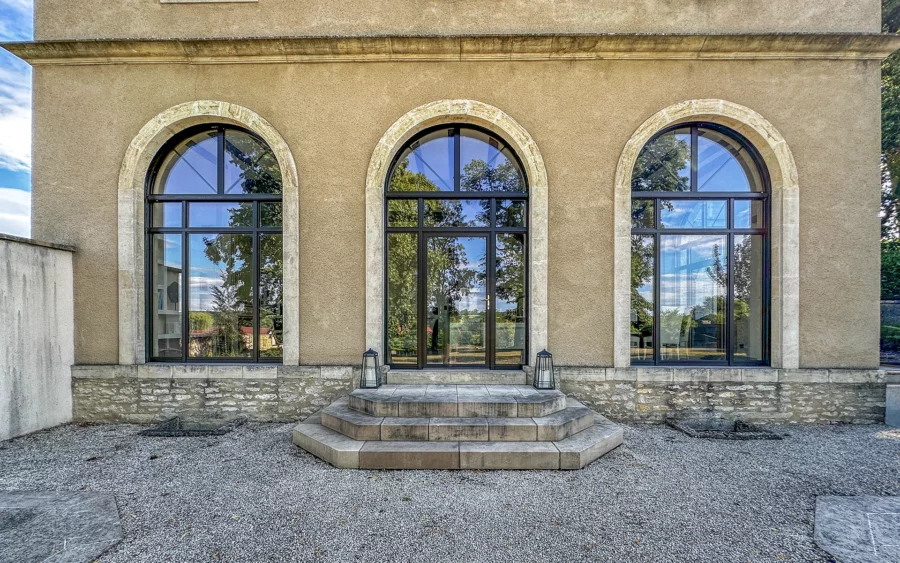 Façade de la demeure d'exception dans son parc à vendre - Arrière-Cour, agence immobilière spécialisée en Haute-Saône