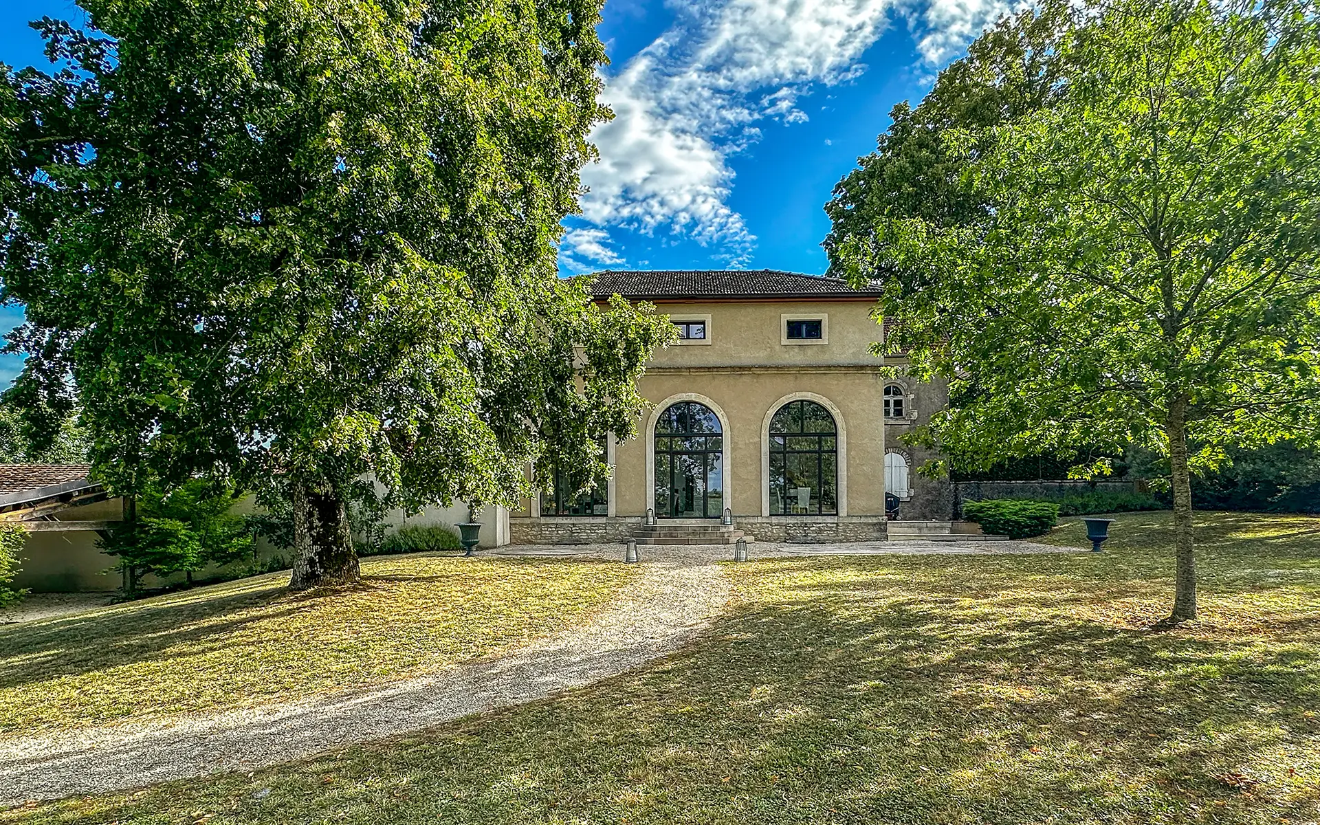 Jardin et façade de la demeure d'exception dans son parc à vendre - Arrière-Cour, agence immobilière spécialisée en Haute-Saône