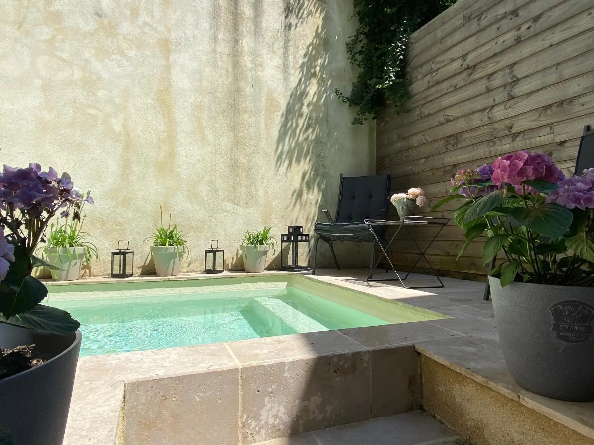 Piscine dans un ancien monastère du 17 ème superbement restauré à vendre - Agence immobilière Arrière-Cour - Spécialiste en immobilier de prestige et de caractère en Côte d'Or