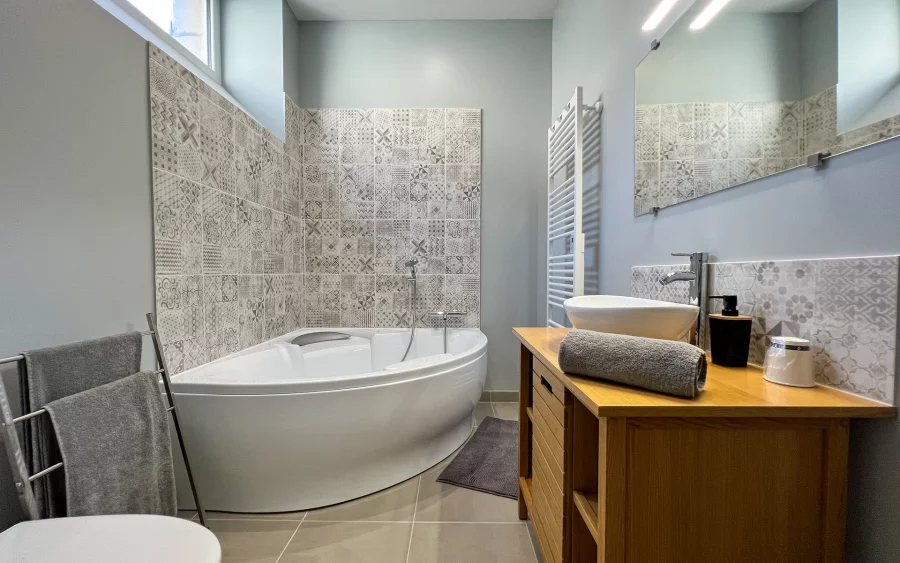 Salle de bain dans un ancien monastère du 17 ème superbement restauré à vendre - Agence immobilière Arrière-Cour - Spécialiste en immobilier de prestige et de caractère en Côte d'Or
