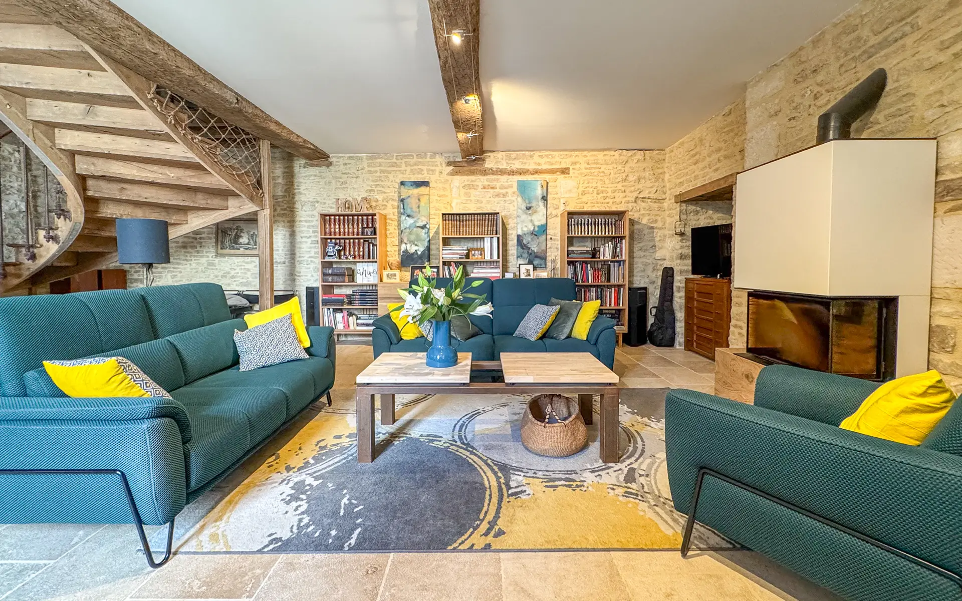 Salon dans un ancien monastère du 17 ème superbement restauré à vendre - Agence immobilière Arrière-Cour - Spécialiste en immobilier de prestige et de caractère en Côte d'Or