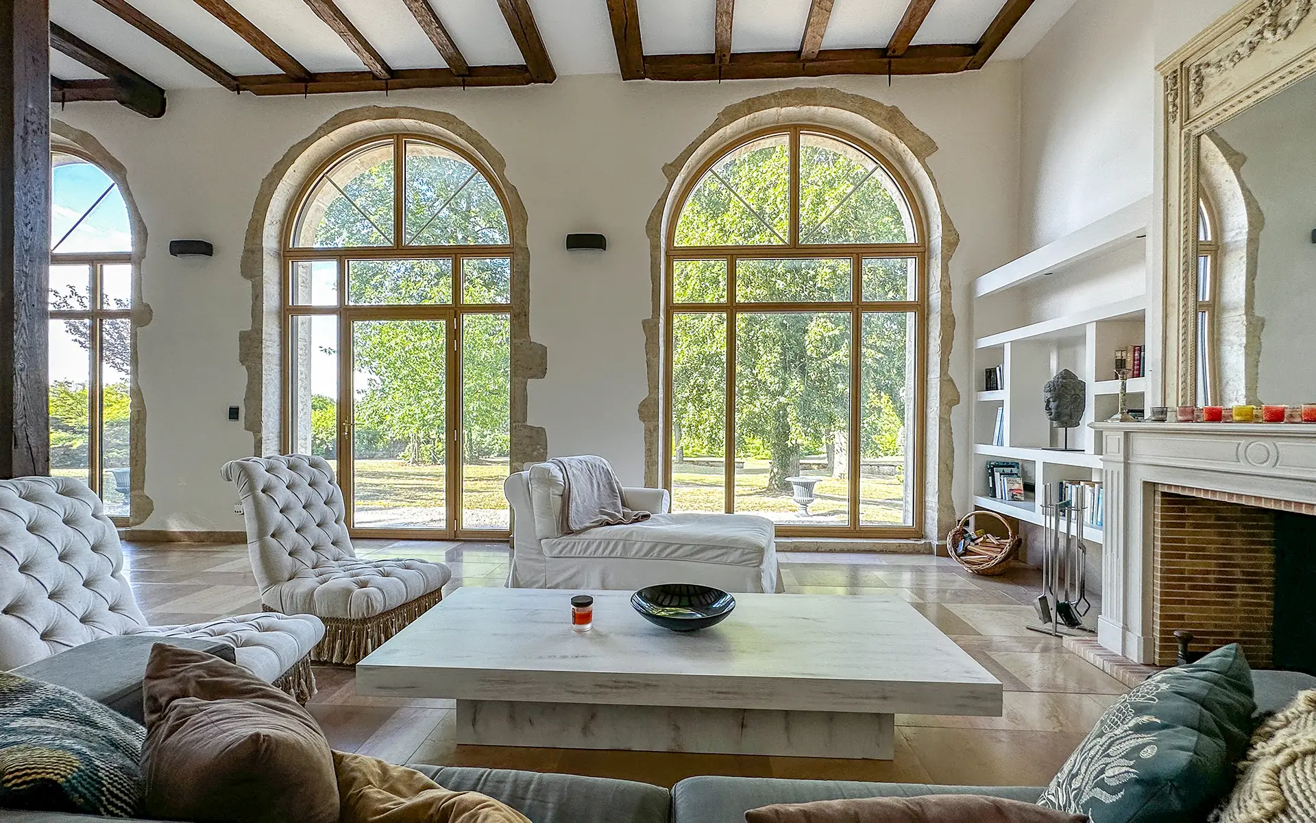 Salon lumineux de la demeure d'exception dans son parc à vendre - Arrière-Cour, agence immobilière spécialisée en Haute-Saône