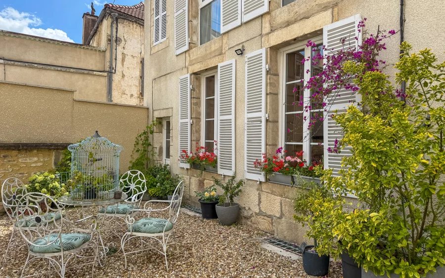 Terrasse dans un ancien monastère du 17 ème superbement restauré à vendre - Agence immobilière Arrière-Cour - Spécialiste en immobilier de prestige et de caractère en Côte d'Or