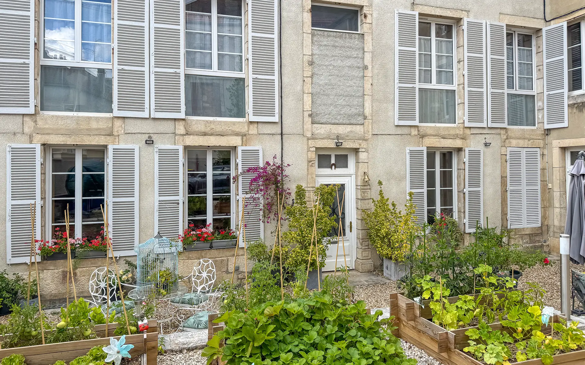 Verdure dans un ancien monastère du 17 ème superbement restauré à vendre - Agence immobilière Arrière-Cour - Spécialiste en immobilier de prestige et de caractère en Côte d'Or