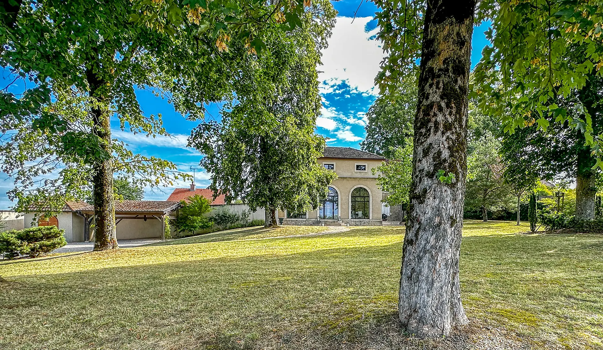 Verdure de la demeure d'exception dans son parc à vendre - Arrière-Cour, agence immobilière spécialisée en Haute-Saône