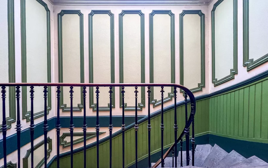 Cage d'escalier de l'appartement Haussmannien à vendre aux Chaprais à Besançon - Arrière-Cour immobilier