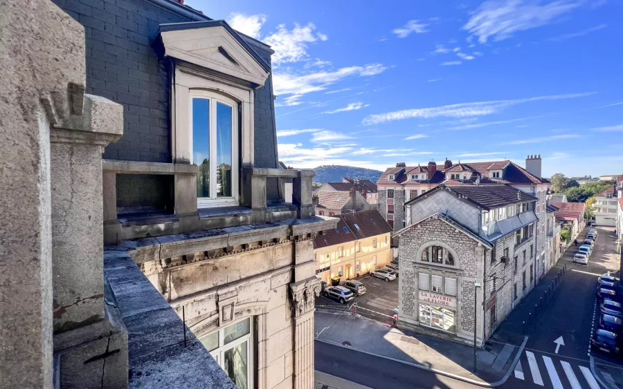 Façade extérieure de l'appartement Haussmannien à vendre aux Chaprais à Besançon - Arrière-Cour immobilier