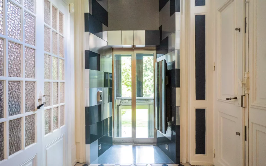 Ascenseur de la Maison de maître à Rougemont-le-Château - Arrière-Cour, agence immobilière spécialisée dans le territoire de Belfort
