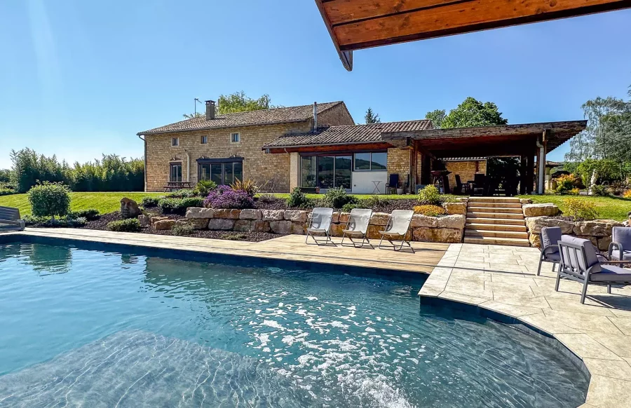 Piscine ensoleillée de la villa avec piscine à Mâcon - Arrière-Cour, agence immobilière spécialisée en Bourgogne Franche-Comté