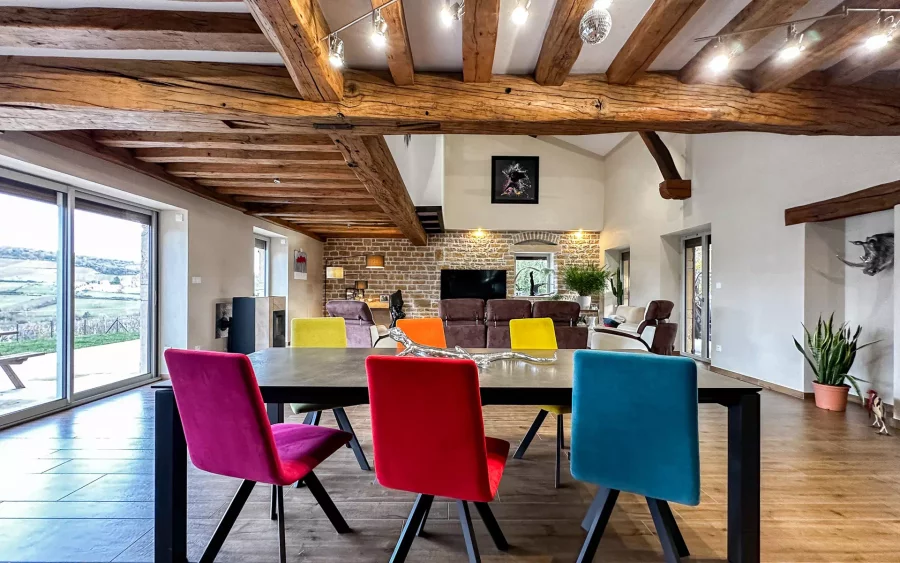 Salle à manger de la villa avec piscine à Mâcon - Arrière-Cour, agence immobilière spécialisée en Bourgogne Franche-Comté