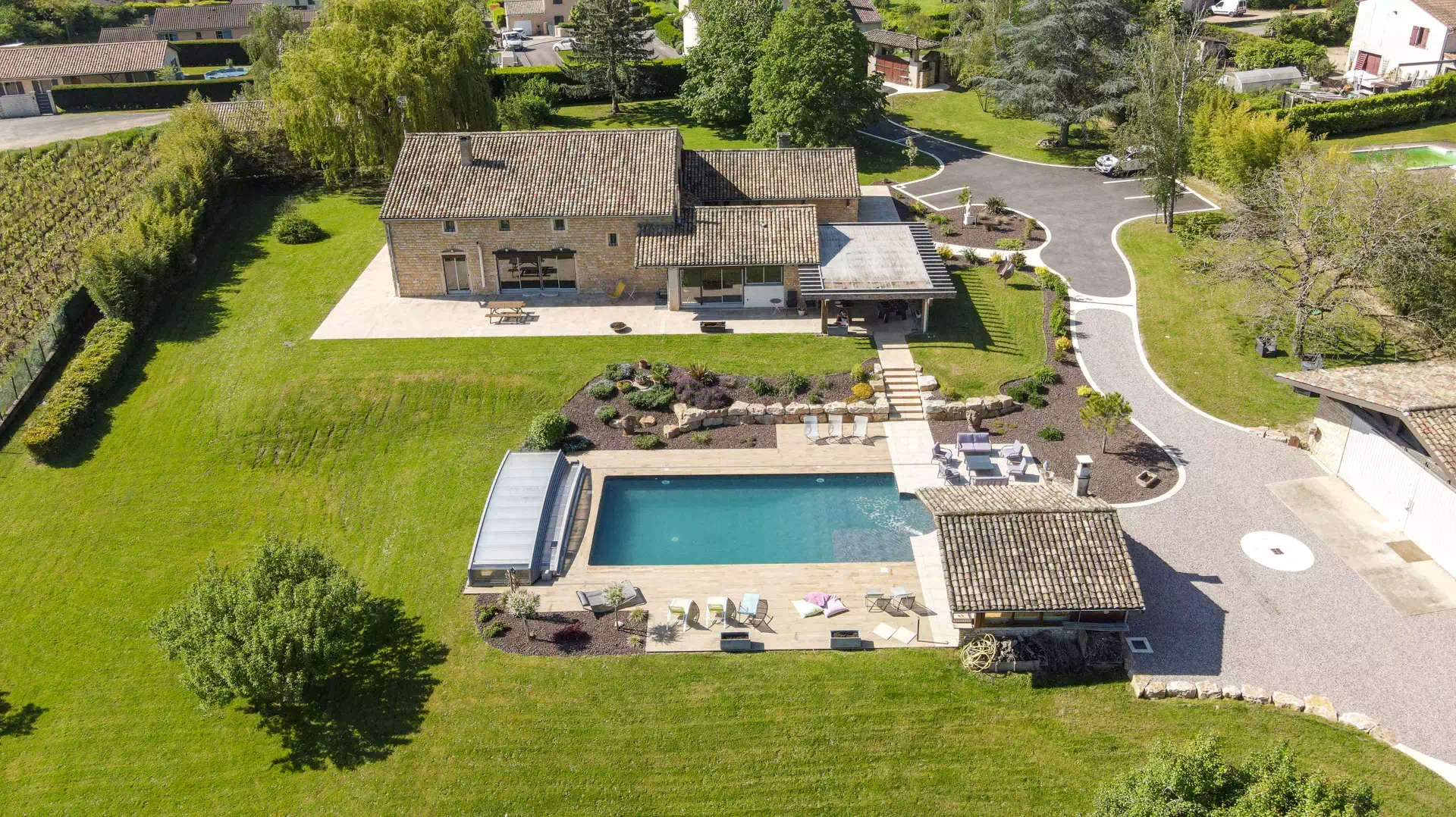 Vue drone de la villa avec piscine à Mâcon - Arrière-Cour, agence immobilière spécialisée en Bourgogne Franche-Comté