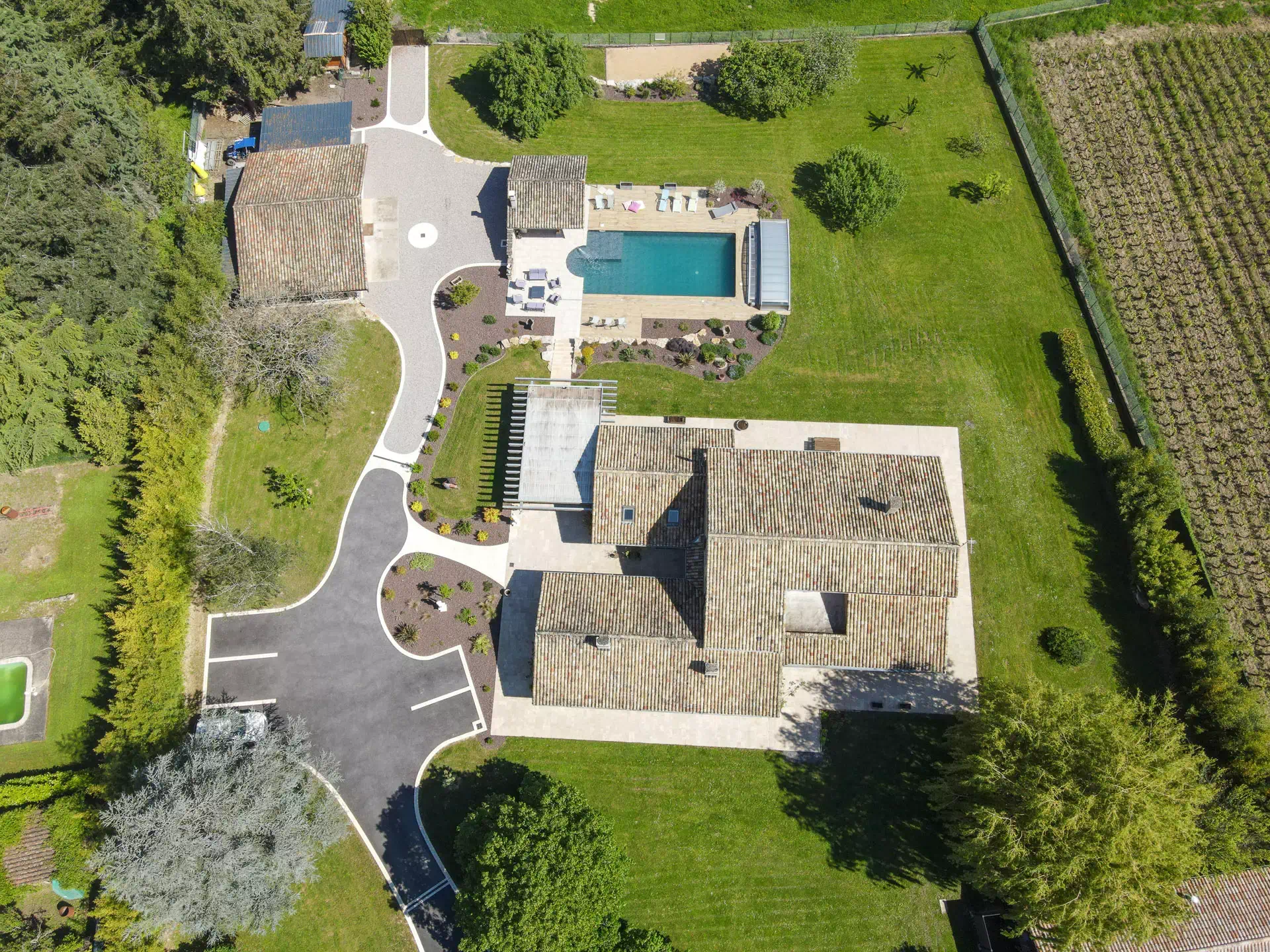 Vue drone de la villa avec piscine à Mâcon - Arrière-Cour, agence immobilière spécialisée en Bourgogne Franche-Comté