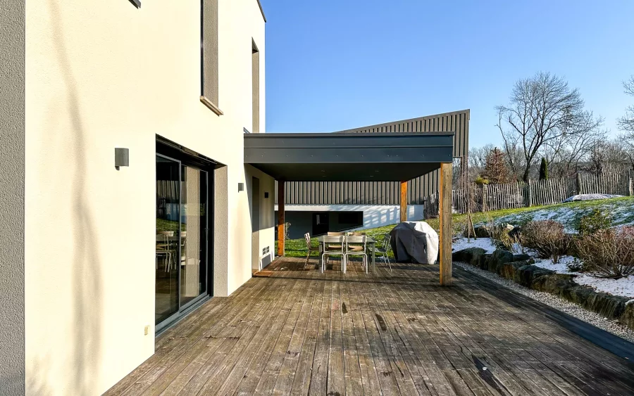 Terrasse au soleil de la maison d'architecte à vendre située à Vesoul - Arrière-Cour immobilier