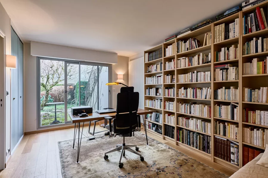 Bureau avec bibliothèque de l'appartement avec jardin située à Besancon quartier Bregille - Arrière-Cour immobilier