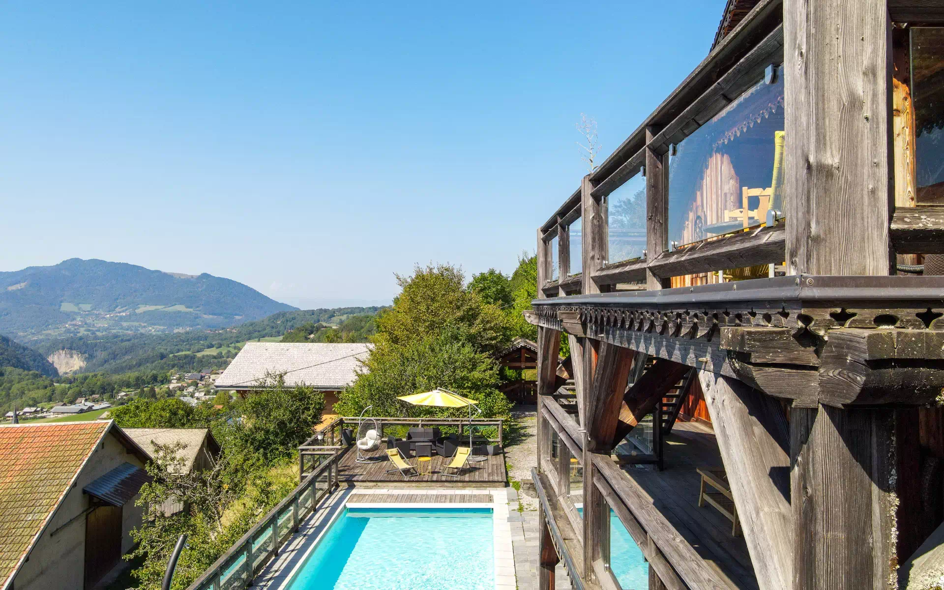 Chalet avec piscine près de Châtel à vendre - Arrière-Cour, agence immobilière spécialisée en Bourgogne Franche-Comté