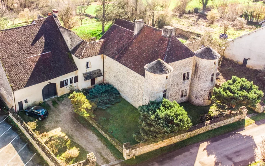 Vue extérieure avec drone de la Maison du Bailly, Maison forte à Étrabonne - Arrière-Cour immobilier
