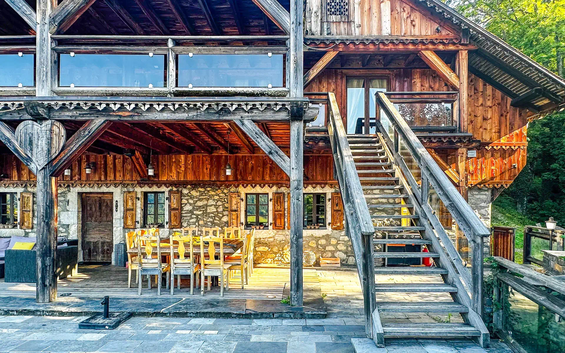 Escaliers en bois du Chalet avec piscine près de Châtel à vendre - Arrière-Cour, agence immobilière spécialisée en Bourgogne Franche-Comté