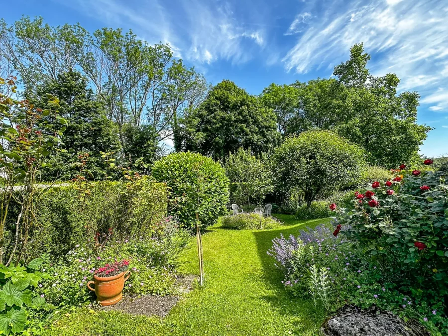 Jardin et sa verdure de l'appartement avec jardin située à Besancon quartier Bregille - Arrière-Cour, agence immobilière spécialisée à Besançon