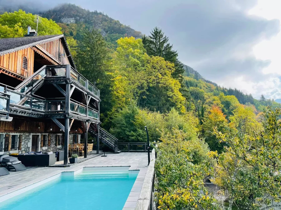 Piscine et façade du Chalet avec piscine près de Châtel à vendre - Arrière-Cour, agence immobilière spécialisée en Bourgogne Franche-Comté