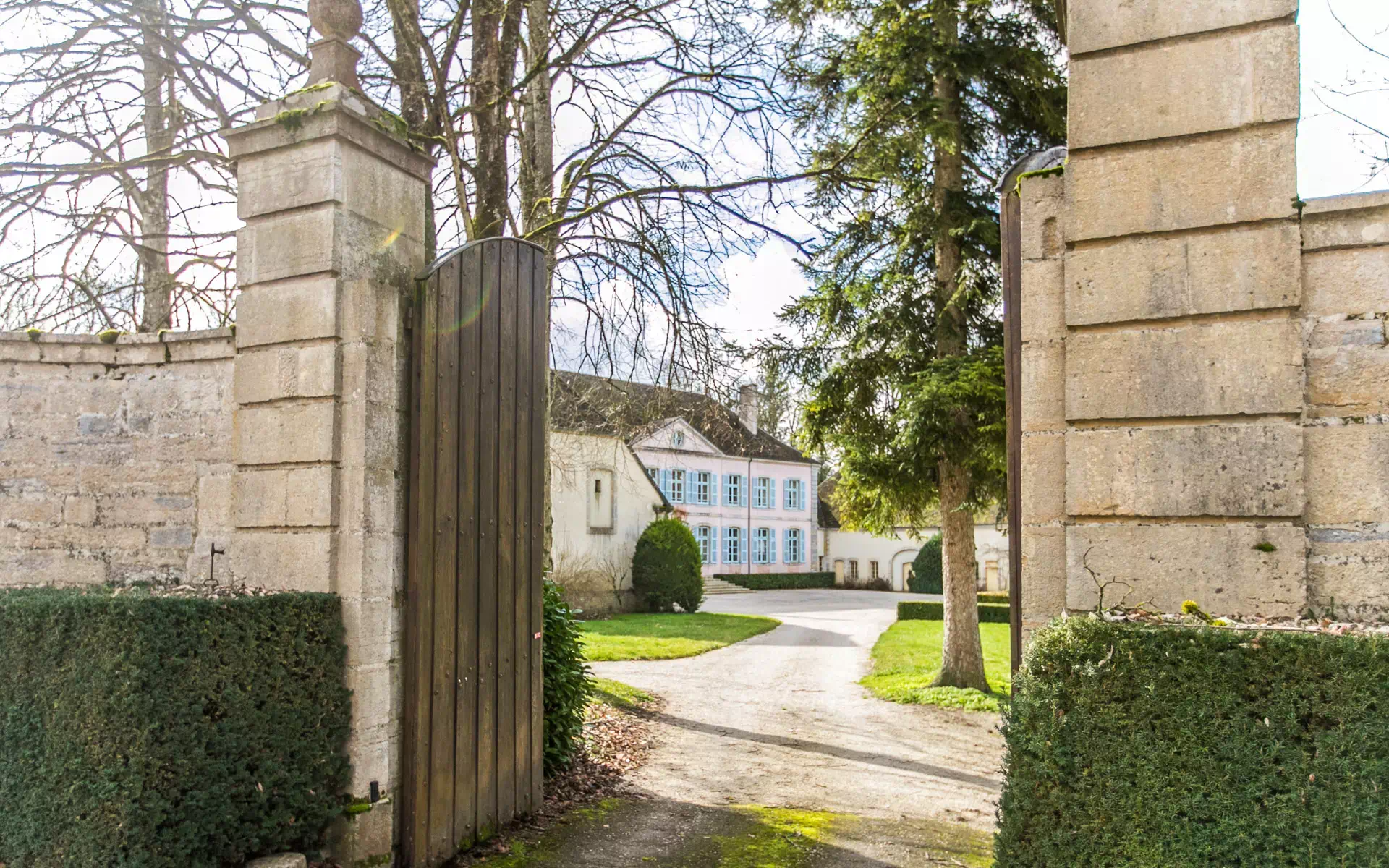 Portail du Château d'Éclans dans le Jura - Arrière-Cour immobilier