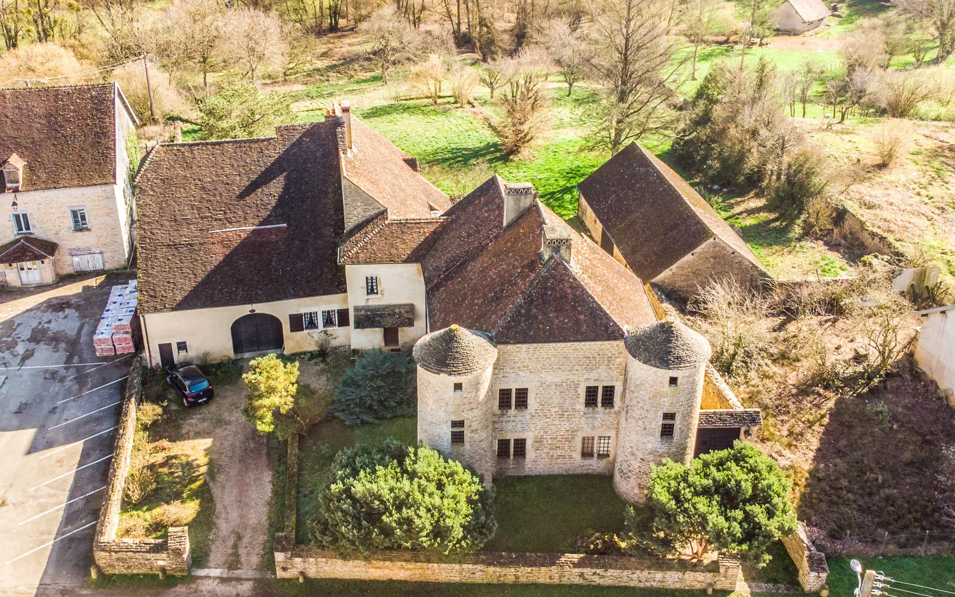 Vue drone de l'extérieur de la Maison du Bailly, Maison forte à Étrabonne - Arrière-Cour immobilier