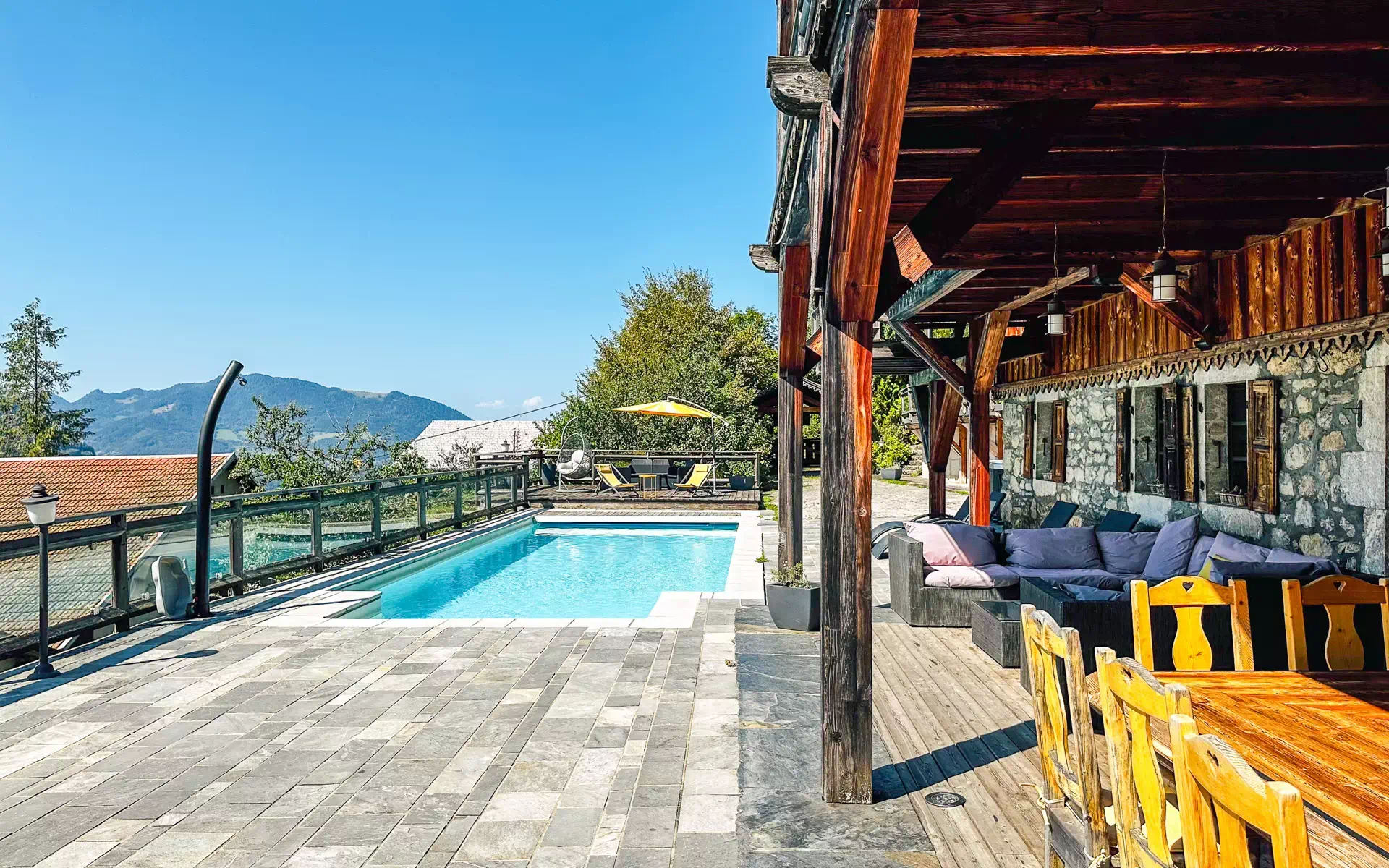 Terrasse et piscine du Chalet avec piscine près de Châtel à vendre - Arrière-Cour, agence immobilière spécialisée en Bourgogne Franche-Comté