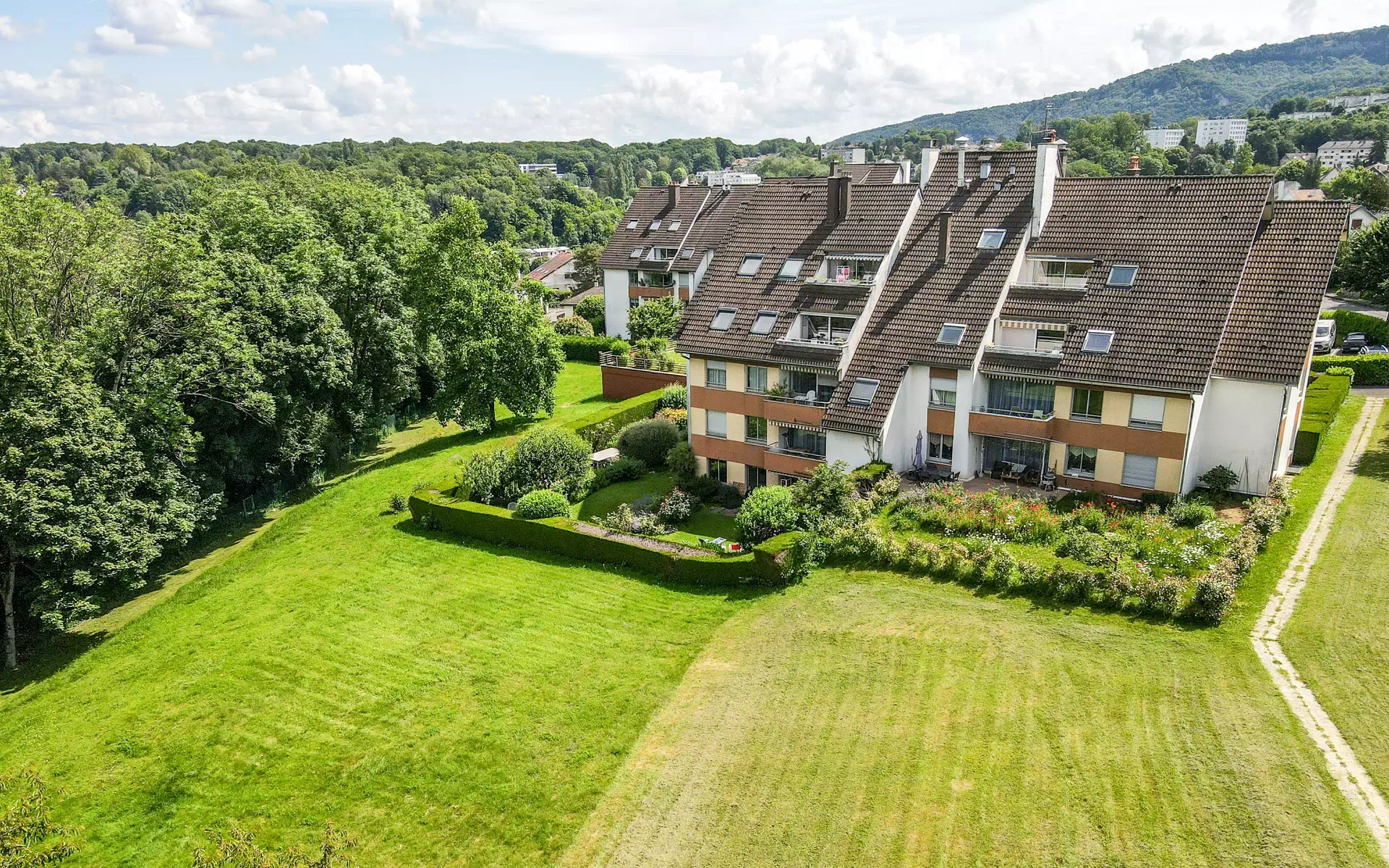 Vue drone de l'appartement avec jardin située à Besancon quartier Bregille - Arrière-Cour, agence immobilière spécialisée à Besançon