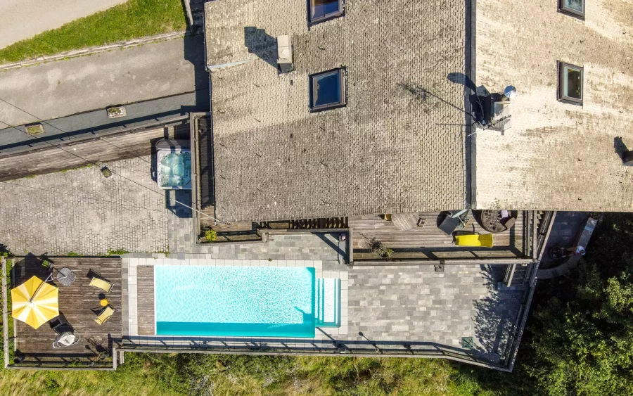 Vue drone du Chalet avec piscine près de Châtel à vendre - Arrière-Cour, agence immobilière spécialisée en Bourgogne Franche-Comté