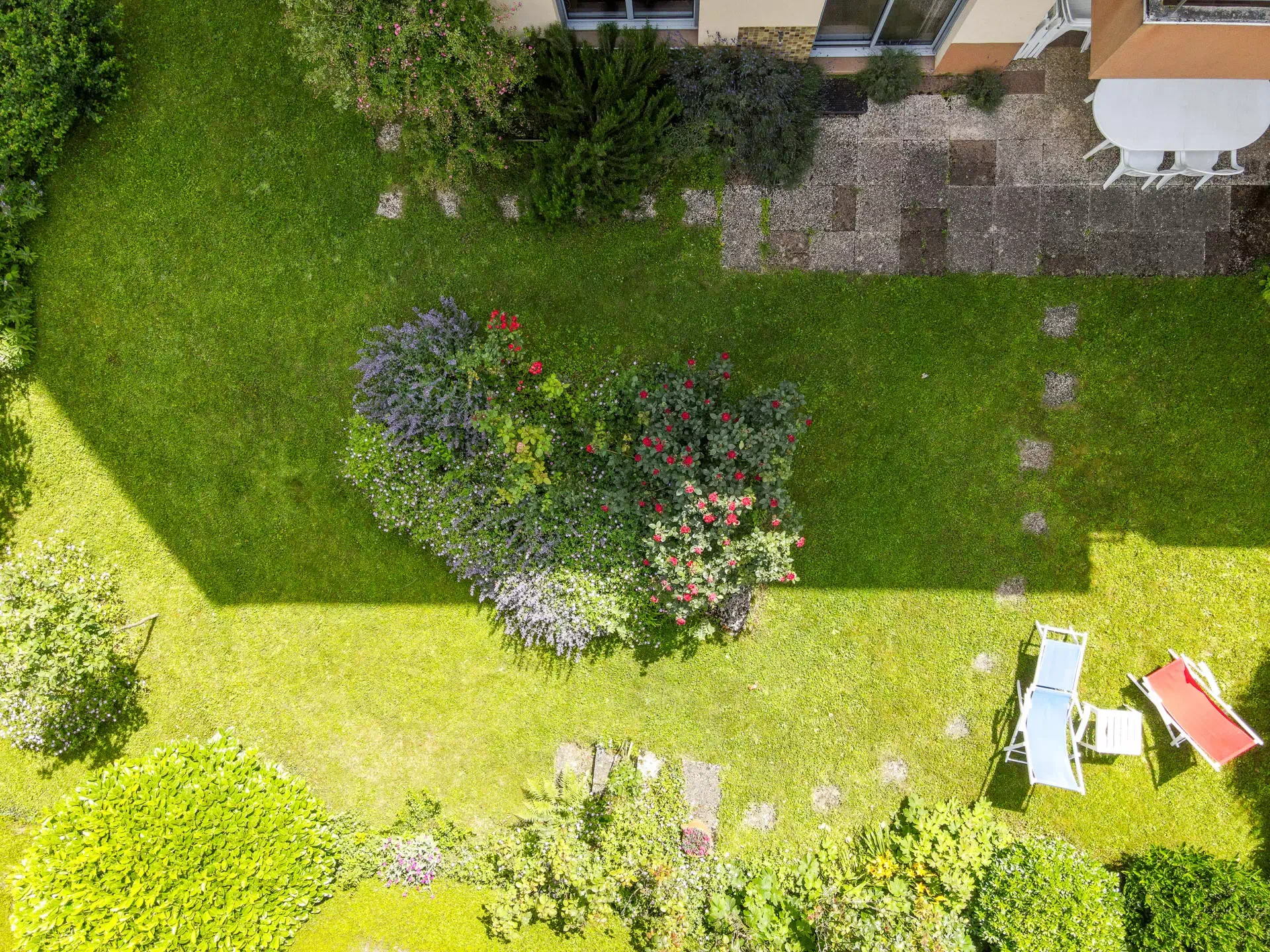 Vue drone de la verdure de l'appartement avec jardin située à Besancon quartier Bregille - Arrière-Cour, agence immobilière spécialisée à Besançon