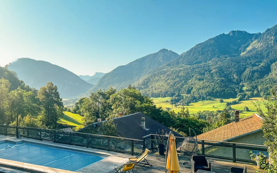 Vue panoramique sur la vallée d'abondance depuis le Chalet avec piscine près de Châtel à vendre - Arrière-Cour, agence immobilière spécialisée en Bourgogne Franche-Comté