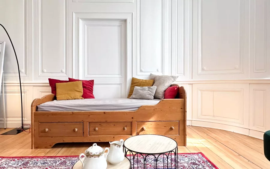 Canapé de l'appartement avec terrasse à Besançon centre-ville - Arrière-Cour immobilier