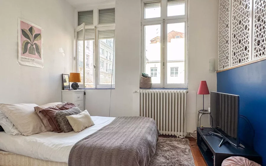 Chambre de l'appartement avec terrasse à Besançon centre-ville - Arrière-Cour immobilier
