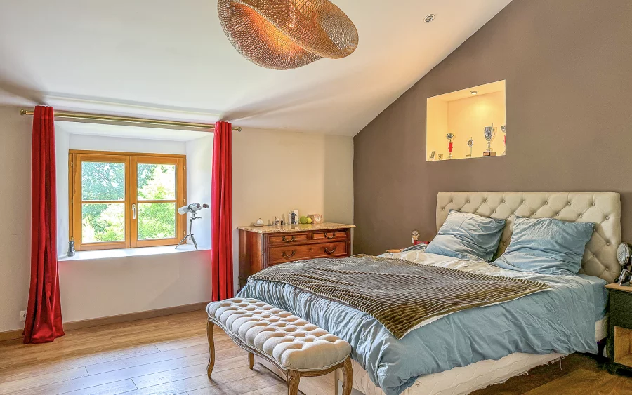 Chambre de la charmante ferme restaurée entre Lure et Vesoul à vendre - Arrière-Cour, agence immobilière spécialisée en Haute-Saône