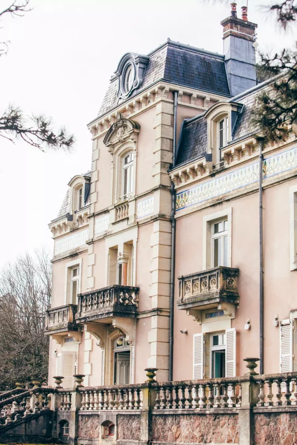 Château Bellevue dans le Jura - Arrière-Cour immobilier