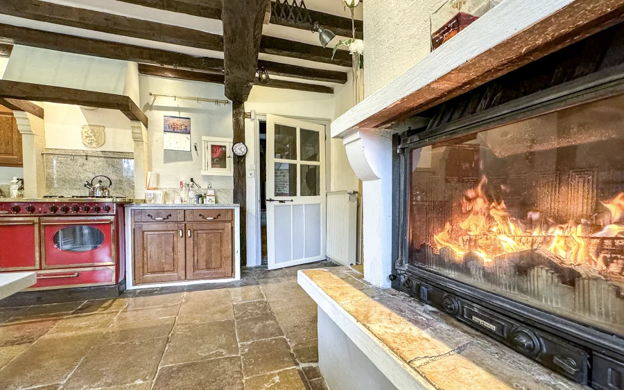 Cheminée de la charmante ferme restaurée entre Lure et Vesoul à vendre - Arrière-Cour, agence immobilière spécialisée en Haute-Saône