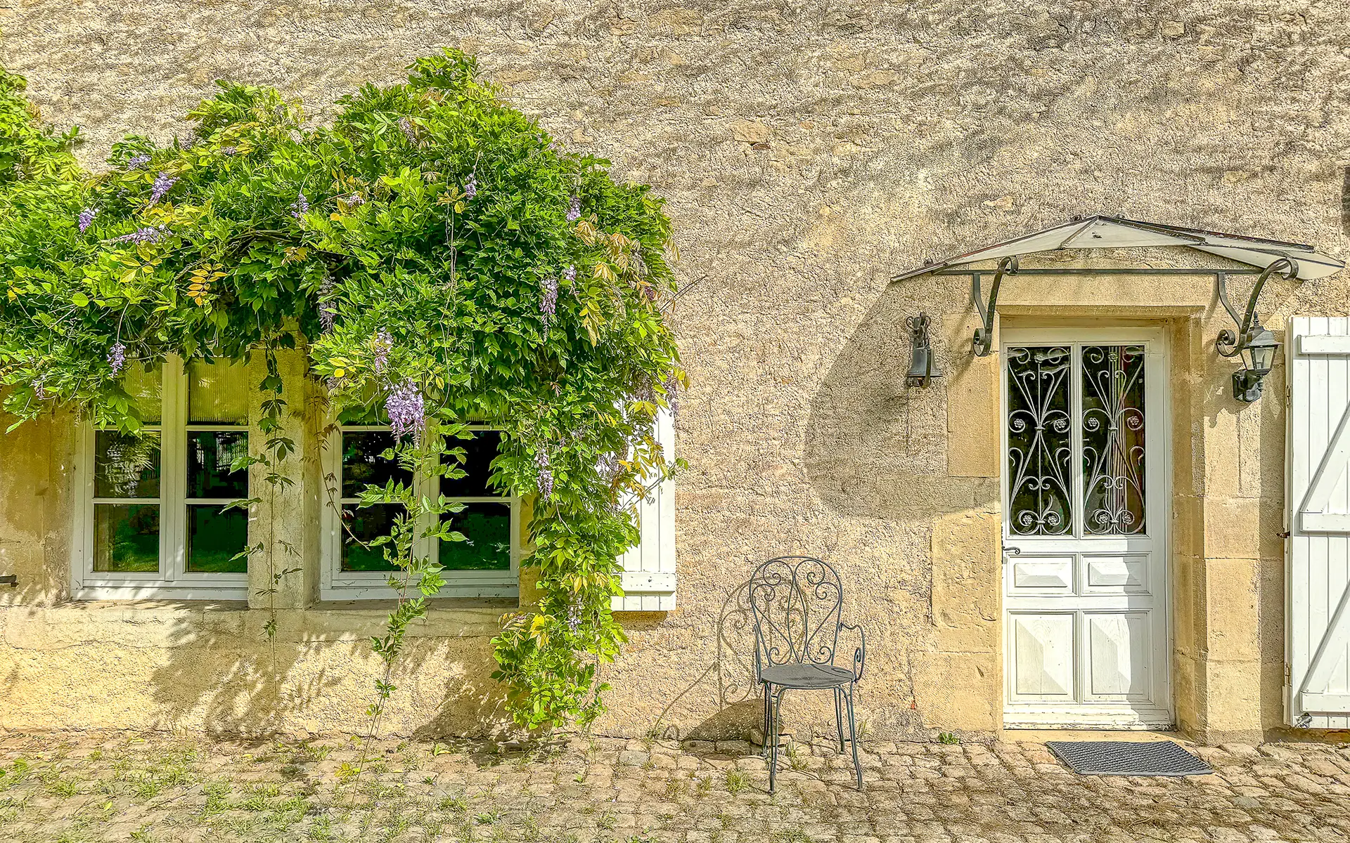 Coin détente de la charmante ferme restaurée entre Lure et Vesoul à vendre - Arrière-Cour, agence immobilière spécialisée en Haute-Saône