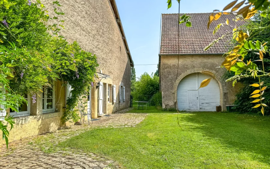 Cour intérieure de la Ferme rénovée à proximité de Vesoul - Arrière-Cour, agence immobilière spécialisée à Vesoul