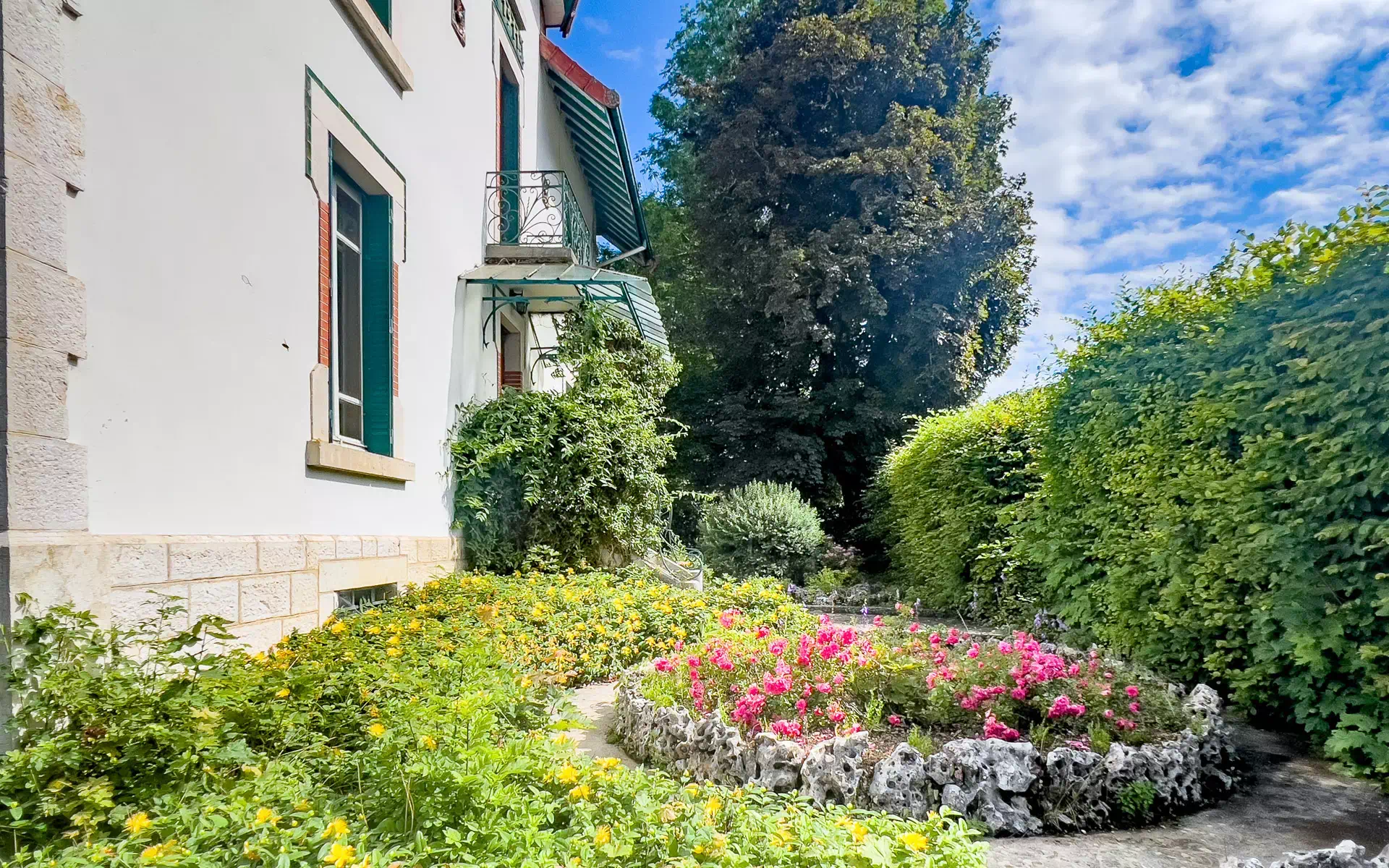 Cour intérieure et verdure de la maison de maître à proximité du Lac Saint-Point - Arrière-Cour immobilier