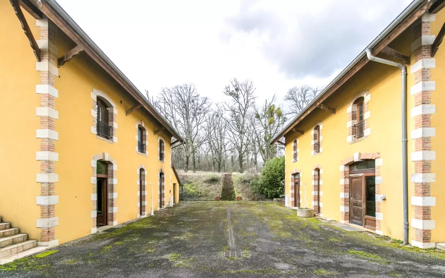 Dépendances du Château Bellevue dans le Jura - Arrière-Cour immobilier