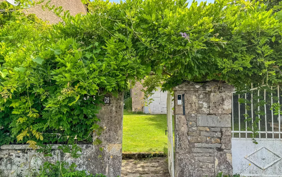 Entrée extérieure de la Ferme rénovée à proximité de Vesoul - Arrière-Cour, agence immobilière spécialisée à Vesoul