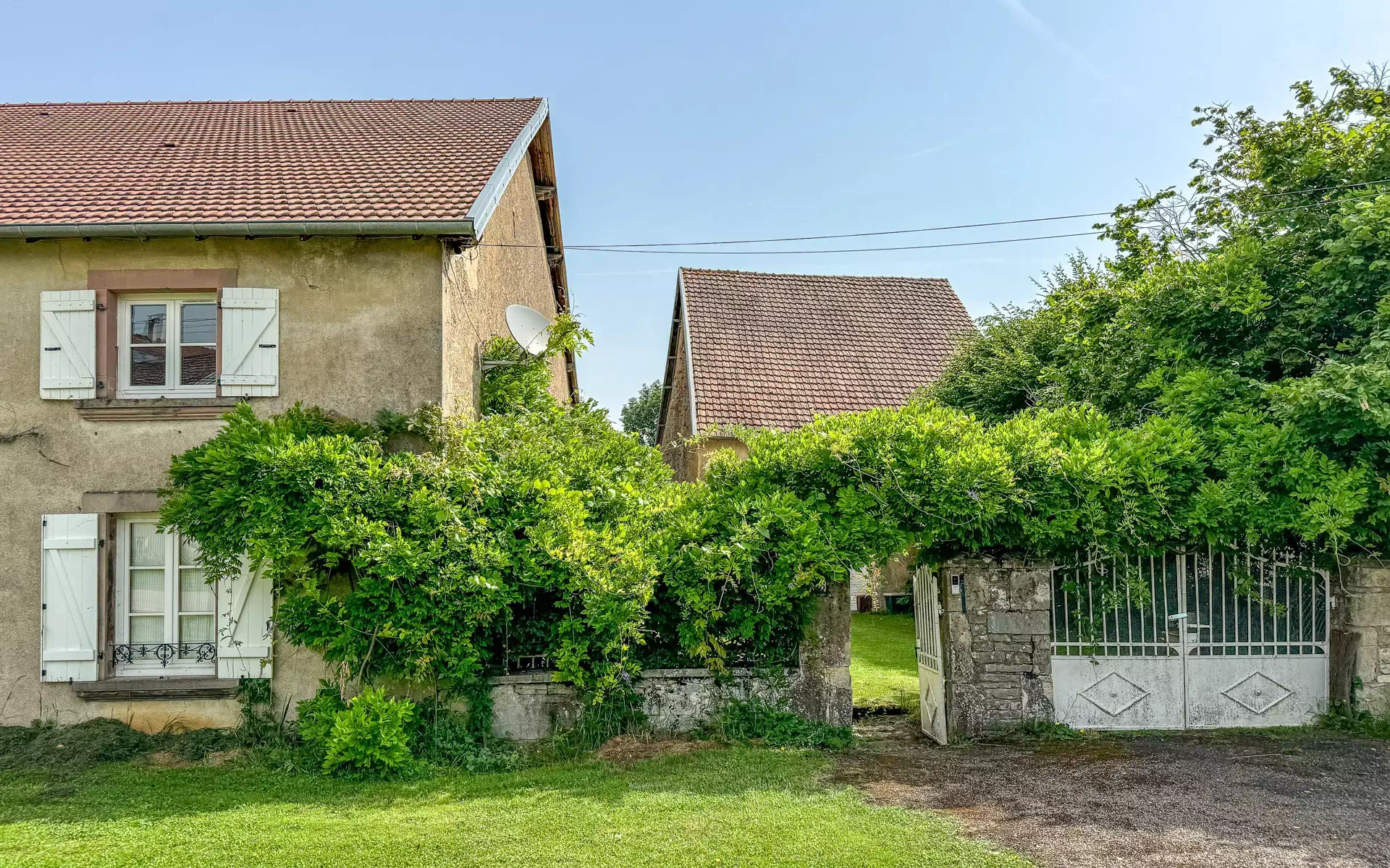 Extérieurs et verdure de la Ferme rénovée à proximité de Vesoul - Arrière-Cour, agence immobilière spécialisée à Vesoul