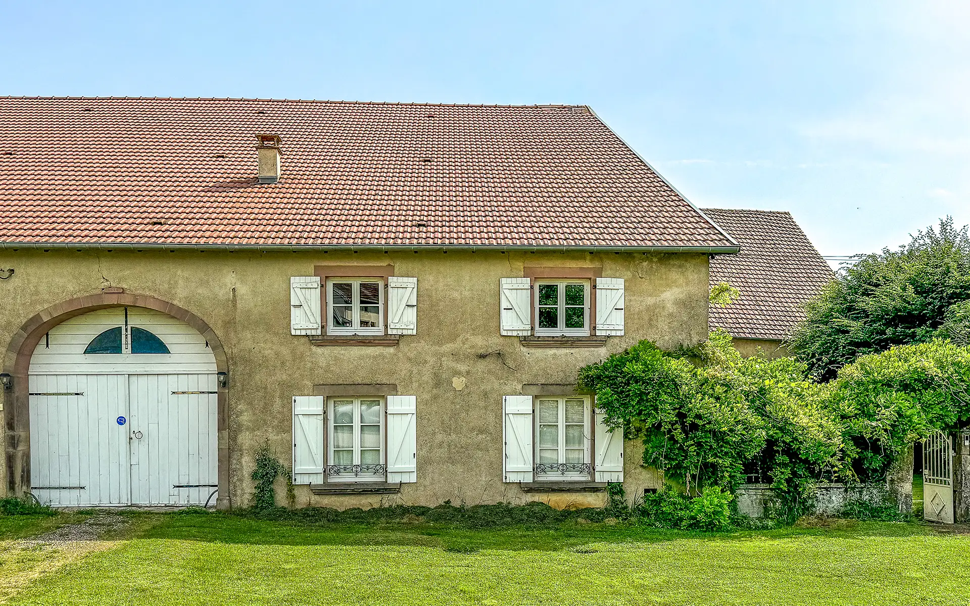 Façade de la charmante ferme restaurée entre Lure et Vesoul à vendre - Arrière-Cour, agence immobilière spécialisée en Haute-Saône